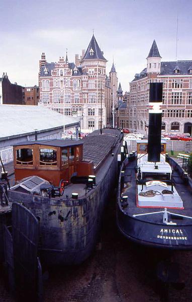 55-Anversa (Maison des  bouchers e a terra rimorchiatore fluviale,a destra),16 agosto 1989.jpg